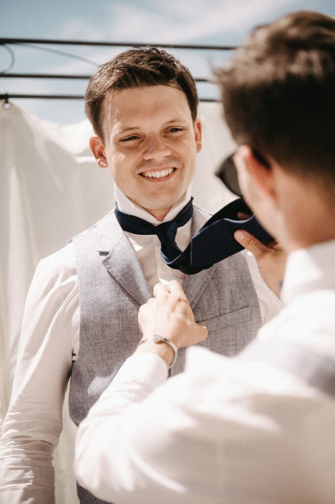 photographe mariage préparatifs marié se prépare