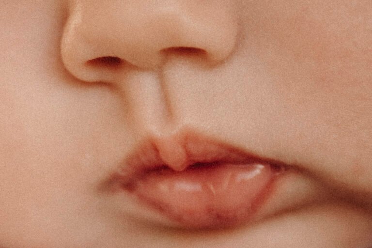 Les détails en photographie de nouveau-né – A fleur de peau